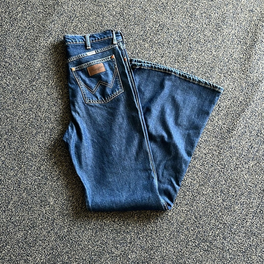 Like new, never worn, dark wash high rise wide leg wrangler jeans